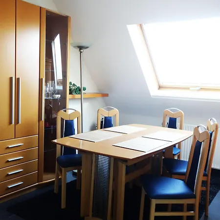 Messe Flughafen לינה וארוחת בוקר 3*